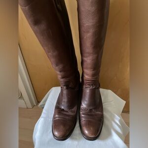 Tall brown boots. H:18in/W:15.5 (calf I thick as part)